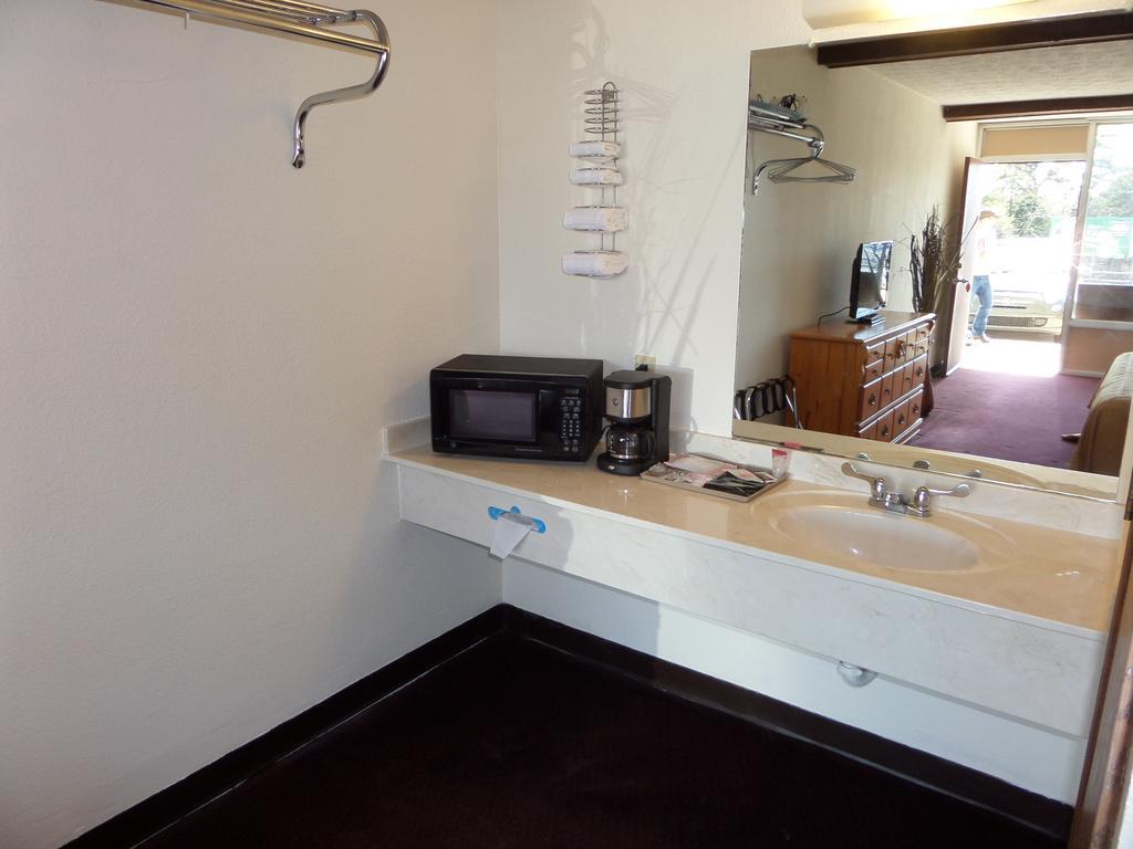 Passion Play Road Inn - Formerly Statue Road Inn Eureka Springs Room photo